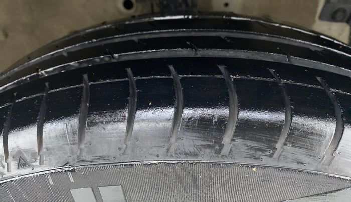 2014 Maruti Swift VXI D, Petrol, Manual, 65,543 km, Right Front Tyre Tread