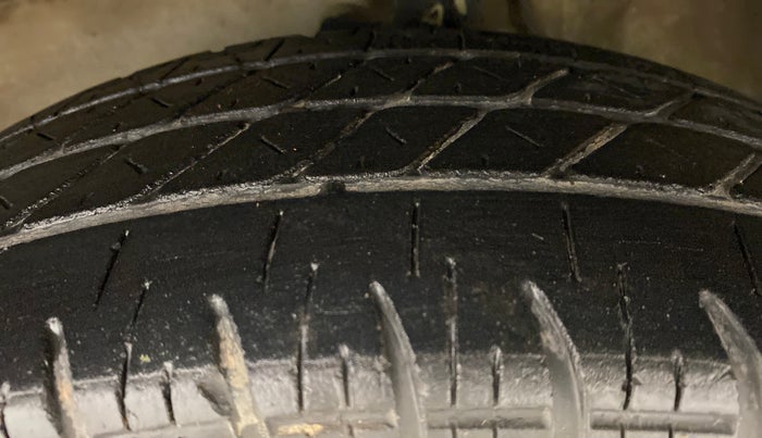 2013 Maruti Ritz VXI, Petrol, Manual, 39,664 km, Left Front Tyre Tread