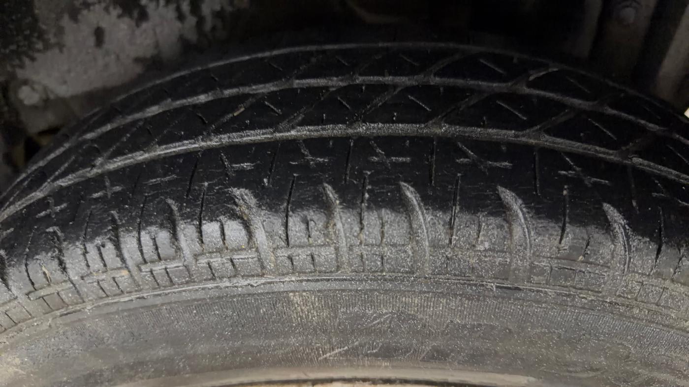 2016 Maruti Swift LXI (O), Petrol, Manual, 1,17,396 km, Left Rear Tyre Tread