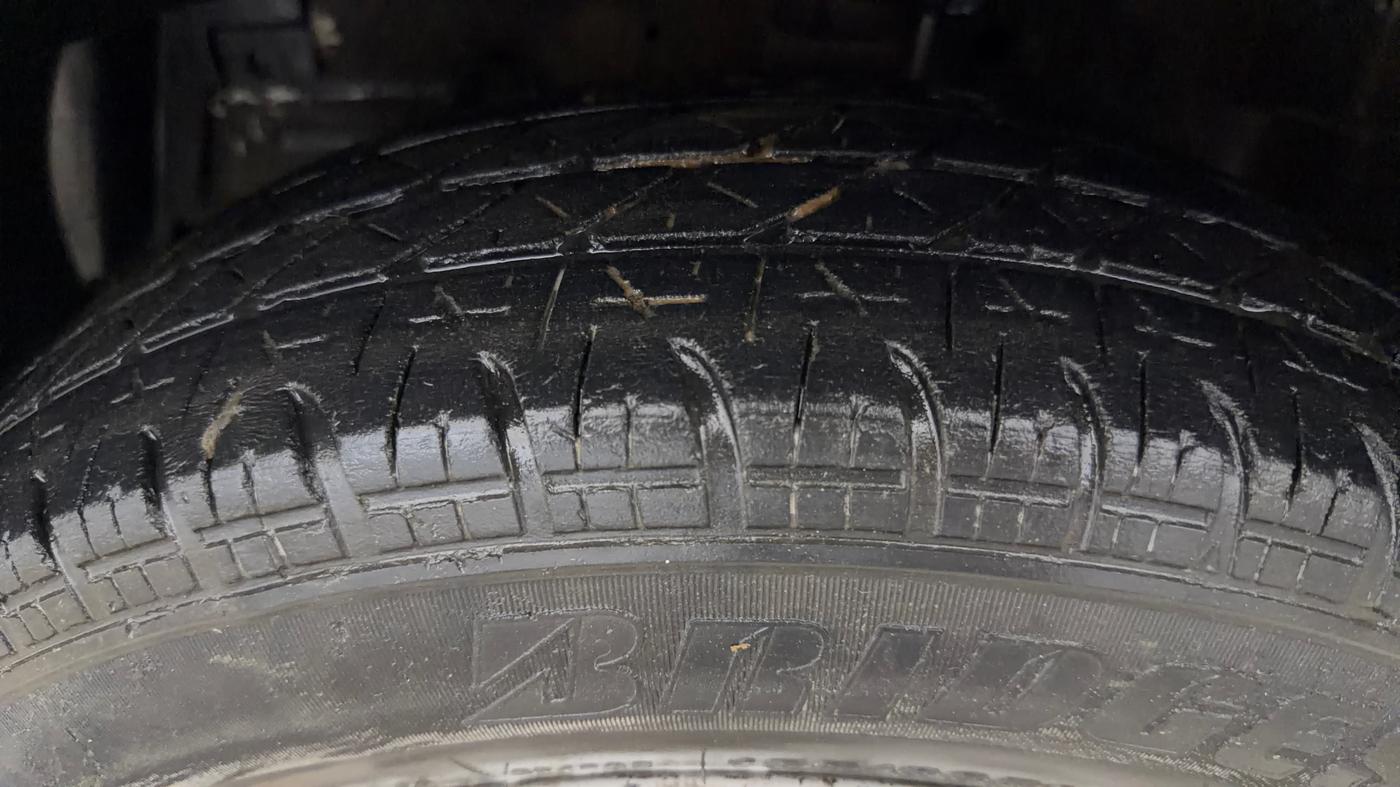 2016 Maruti Swift LXI (O), Petrol, Manual, 1,17,396 km, Left Front Tyre Tread