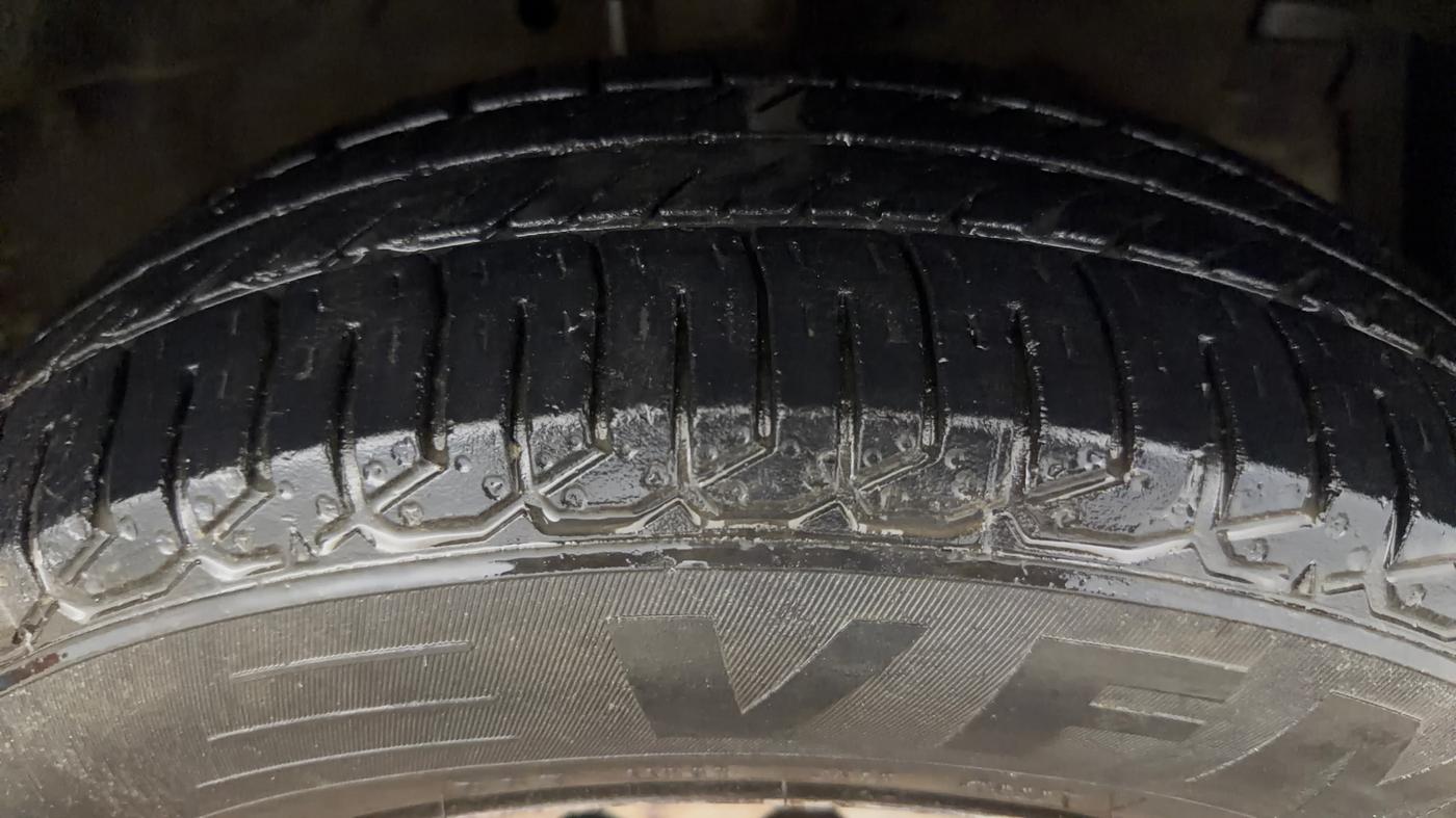 2016 Maruti Swift LXI (O), Petrol, Manual, 1,17,396 km, Right Front Tyre Tread