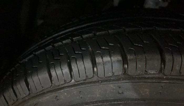 2016 Maruti Swift VXI, Petrol, Manual, 39,629 km, Left Front Tyre Tread