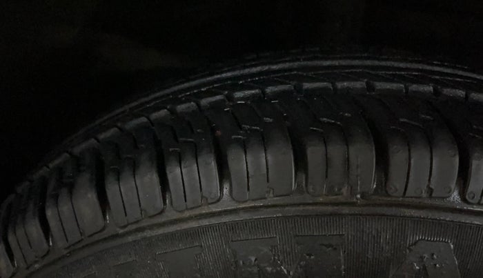 2016 Maruti Swift VXI, Petrol, Manual, 39,629 km, Right Front Tyre Tread