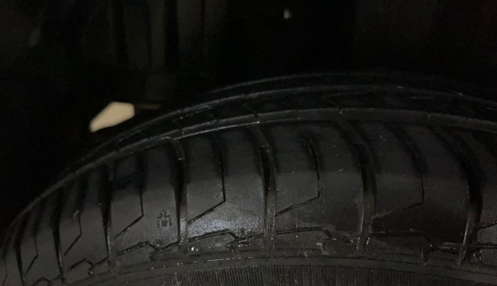 2016 Maruti Swift VXI, Petrol, Manual, 39,629 km, Right Rear Tyre Tread
