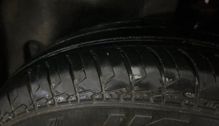 2016 Maruti Swift VXI, Petrol, Manual, 39,629 km, Left Rear Tyre Tread