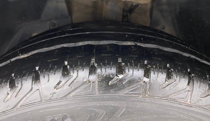 2019 Mahindra XUV500 W7, Diesel, Manual, 1,07,099 km, Left Front Tyre Tread