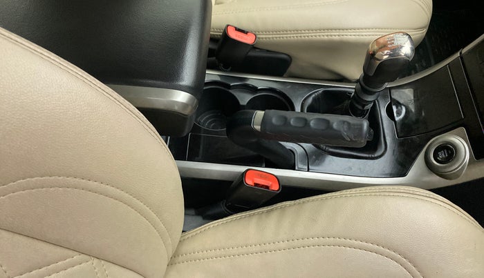 2019 Mahindra XUV500 W7, Diesel, Manual, 1,07,099 km, Gear Lever