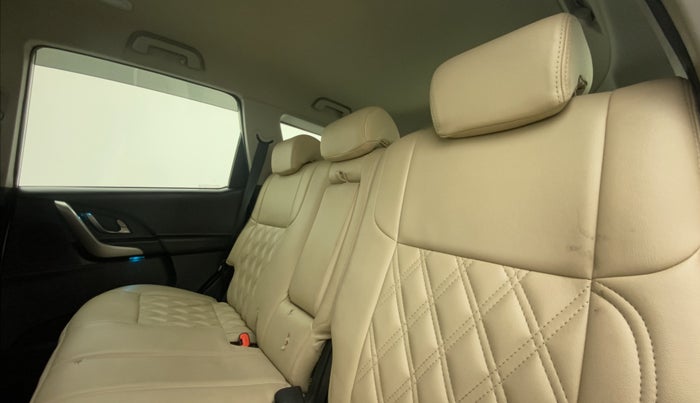 2019 Mahindra XUV500 W7, Diesel, Manual, 1,07,099 km, Right Side Rear Door Cabin