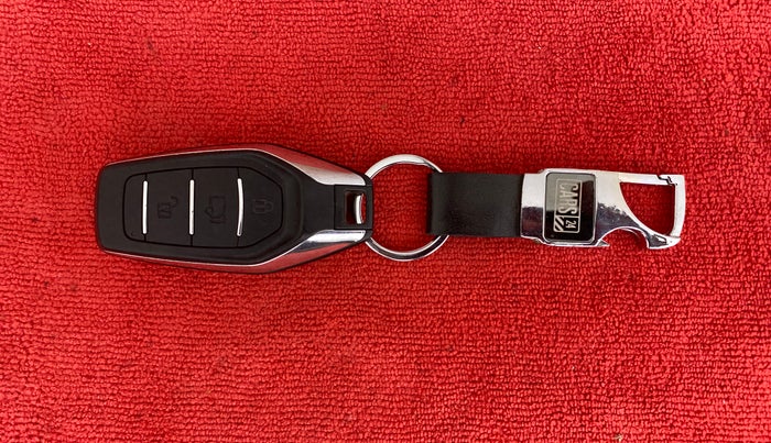 2019 Mahindra XUV500 W7, Diesel, Manual, 1,07,099 km, Key Close Up