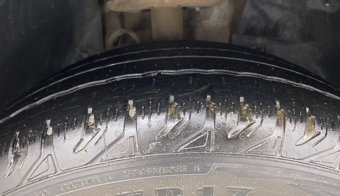 2019 Mahindra XUV500 W7, Diesel, Manual, 1,07,099 km, Right Front Tyre Tread