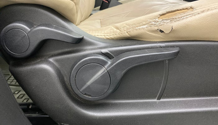 2019 Mahindra XUV500 W7, Diesel, Manual, 1,07,099 km, Driver Side Adjustment Panel
