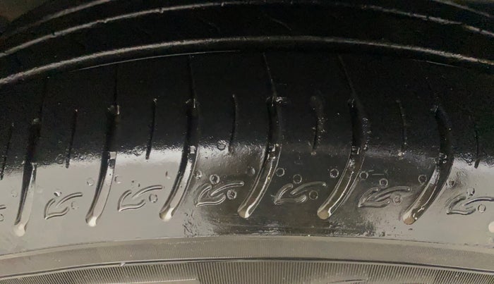 2024 KIA CARENS Prestige Plus (O) 1.5 Turbo DCT 7 STR, Petrol, Automatic, 14,306 km, Right Front Tyre Tread