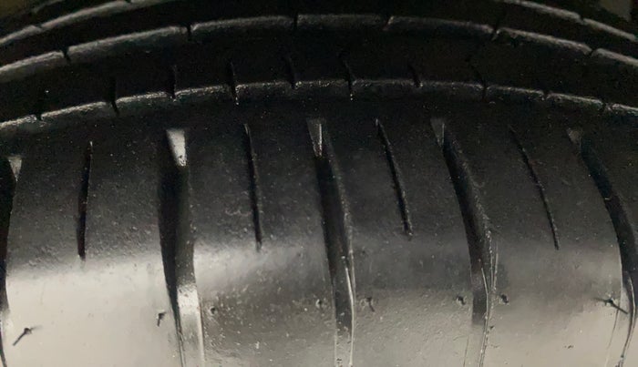 2016 Maruti Ciaz ZXI+, Petrol, Manual, 1,29,183 km, Right Front Tyre Tread