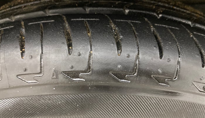 2017 Honda Jazz 1.2L I-VTEC V, Petrol, Manual, 1,00,405 km, Right Front Tyre Tread