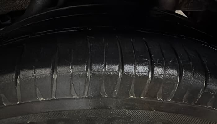 2018 Mahindra Kuv100 K2 TRIP CNG, CNG, Manual, 82,048 km, Left Rear Tyre Tread