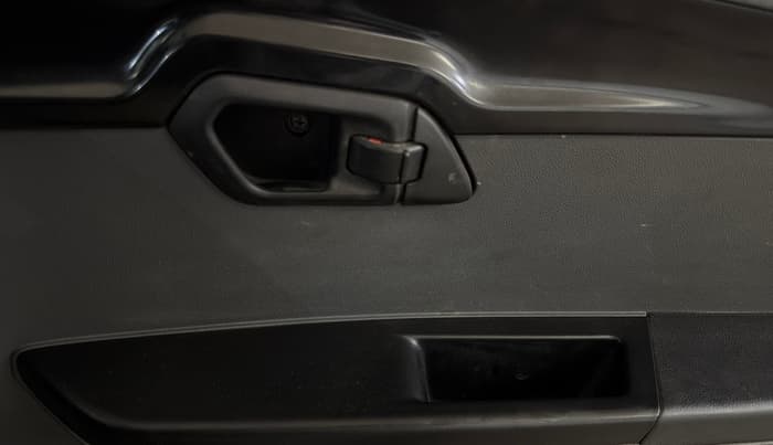 2018 Mahindra Kuv100 K2 TRIP CNG, CNG, Manual, 82,048 km, Driver Side Door Panels Control