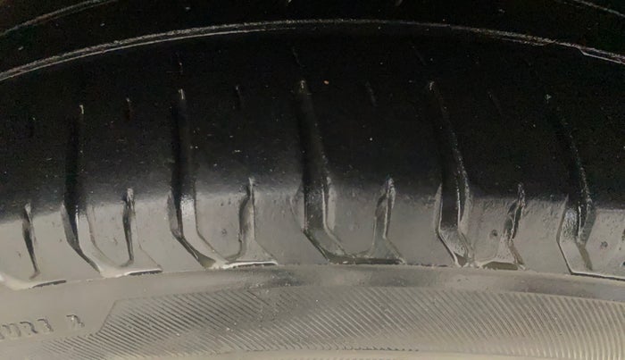 2018 Maruti Ciaz ZETA 1.4  MT PETROL, Petrol, Manual, 99,538 km, Right Front Tyre Tread