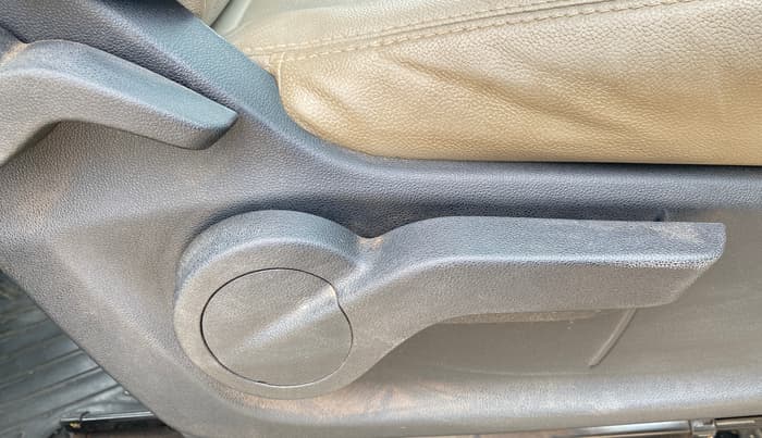 2020 Mahindra MARAZZO M6 8 STR, Diesel, Manual, 72,279 km, Driver Side Adjustment Panel