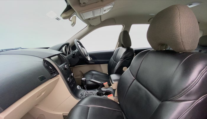 2017 Mahindra XUV500 G AT, Petrol, Automatic, 62,107 km, Right Side Front Door Cabin