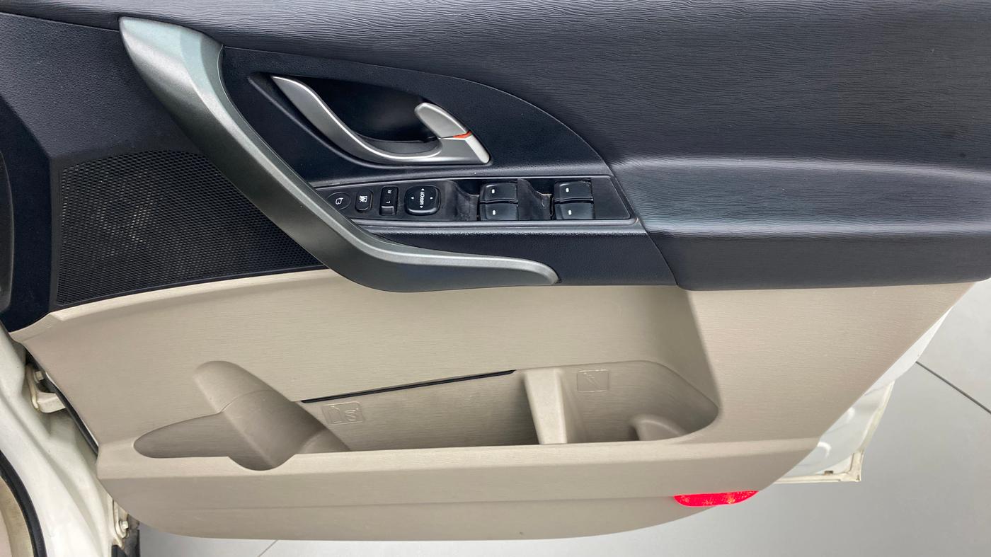 2017 Mahindra XUV500 G AT, Petrol, Automatic, 62,107 km, Driver Side Door Panels Control