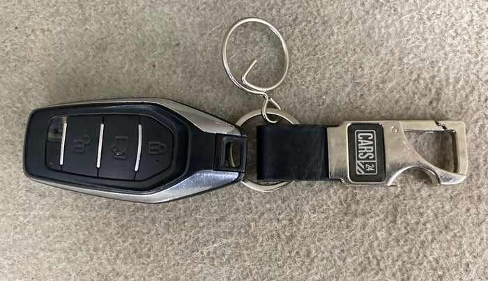 2017 Mahindra XUV500 G AT, Petrol, Automatic, 62,107 km, Key Close Up