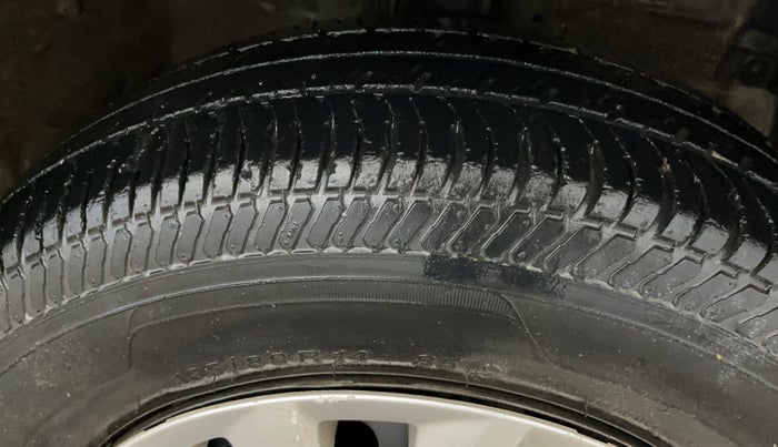 2015 Maruti Swift Dzire VXI, Petrol, Manual, 76,262 km, Right Front Tyre Tread