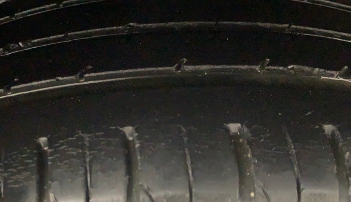 2023 Mahindra XUV300 W6 1.2 PETROL, Petrol, Manual, 3,926 km, Right Front Tyre Tread