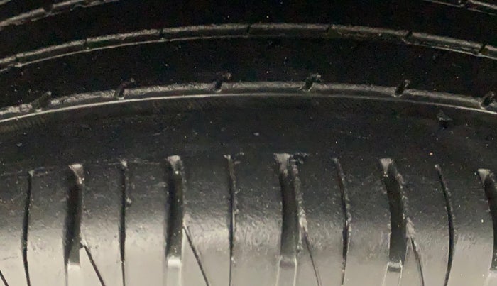 2023 Mahindra XUV300 W6 1.2 PETROL, Petrol, Manual, 3,926 km, Right Rear Tyre Tread