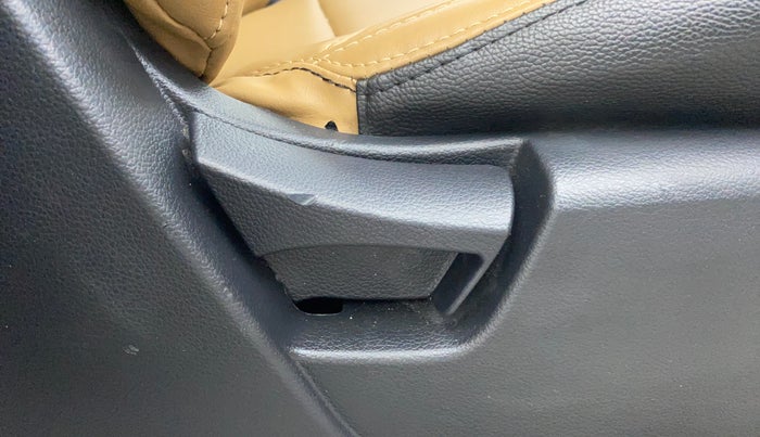 2023 Mahindra XUV300 W6 1.2 PETROL, Petrol, Manual, 3,926 km, Driver Side Adjustment Panel