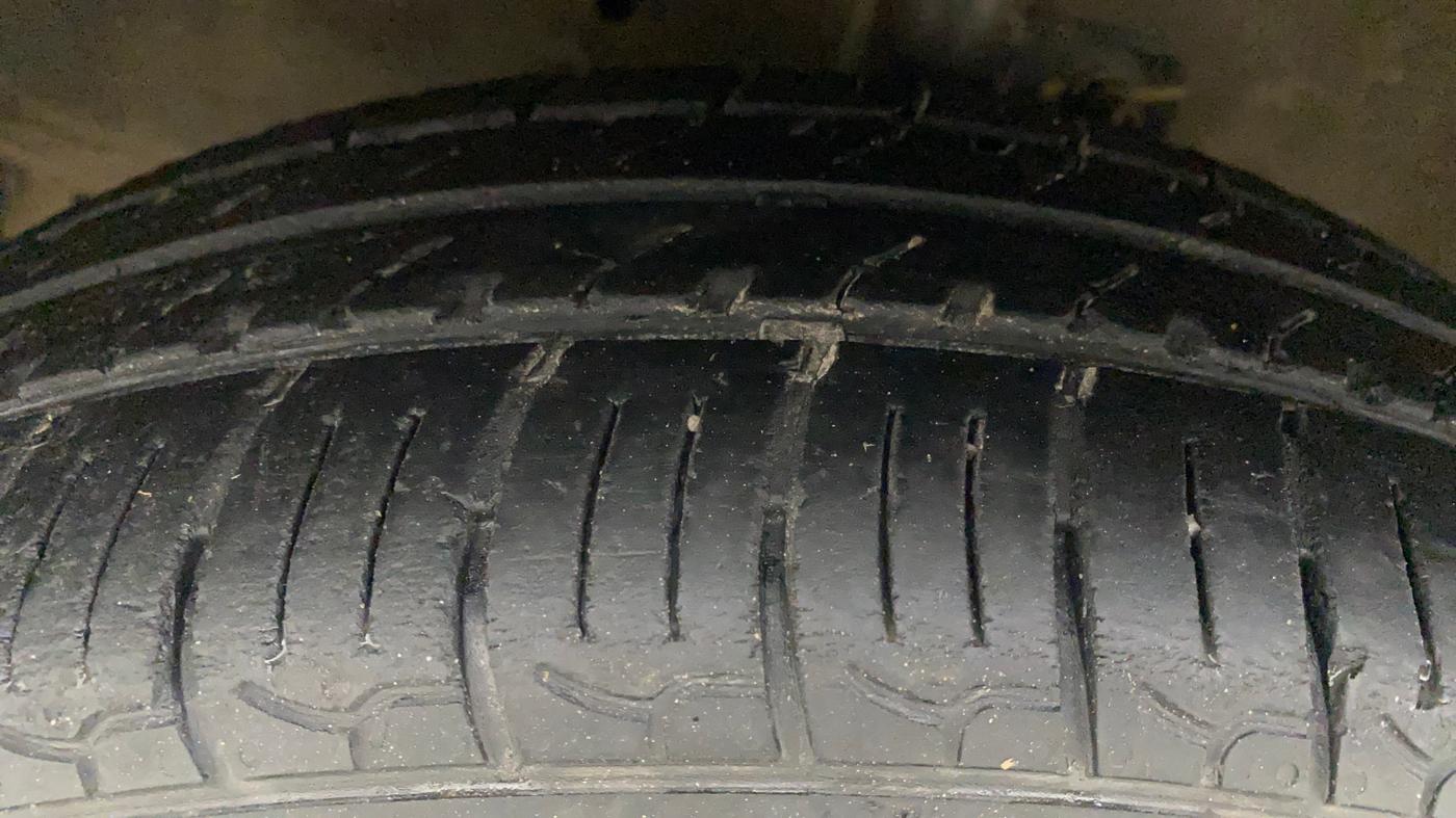 2017 Maruti Celerio VXI, CNG, Manual, 93,026 km, Left Front Tyre Tread