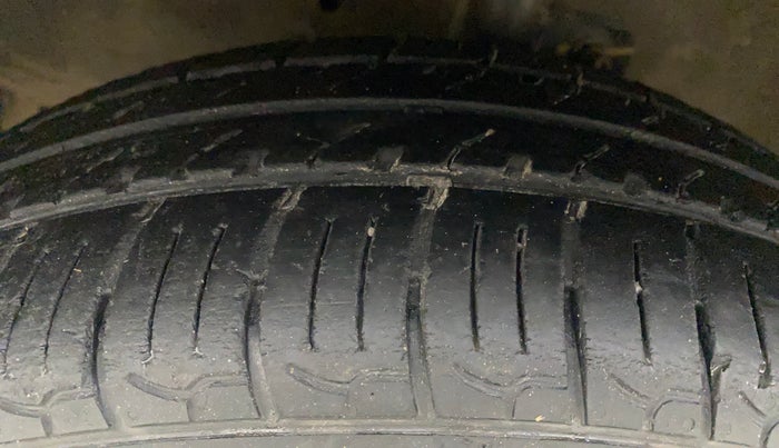 2017 Maruti Celerio VXI, CNG, Manual, 93,026 km, Left Front Tyre Tread