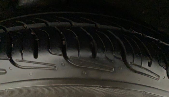 2013 Hyundai i10 SPORTZ 1.1, Petrol, Manual, 46,090 km, Right Front Tyre Tread