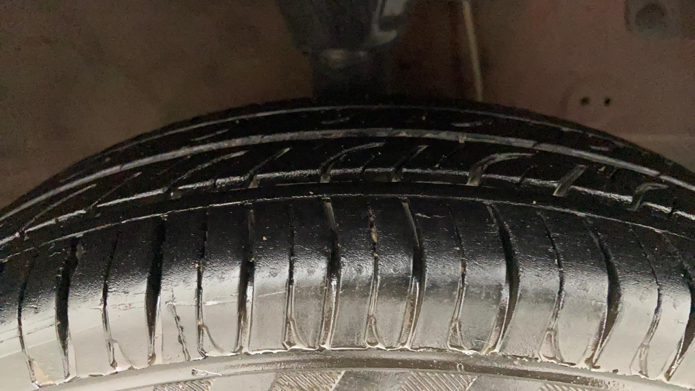 2012 Hyundai Eon D-LITE+, Petrol, Manual, 1,04,806 km, Right Front Tyre Tread