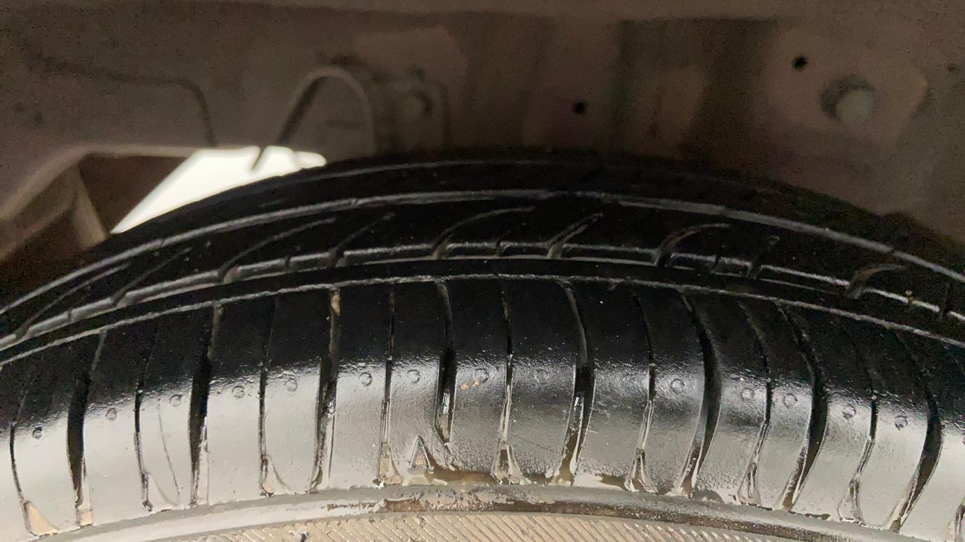 2012 Hyundai Eon D-LITE+, Petrol, Manual, 1,04,806 km, Right Rear Tyre Tread