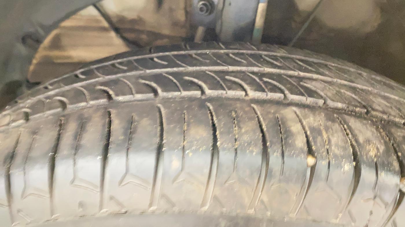 2023 Maruti Swift LXI, Petrol, Manual, 1,07,664 km, Left Front Tyre Tread