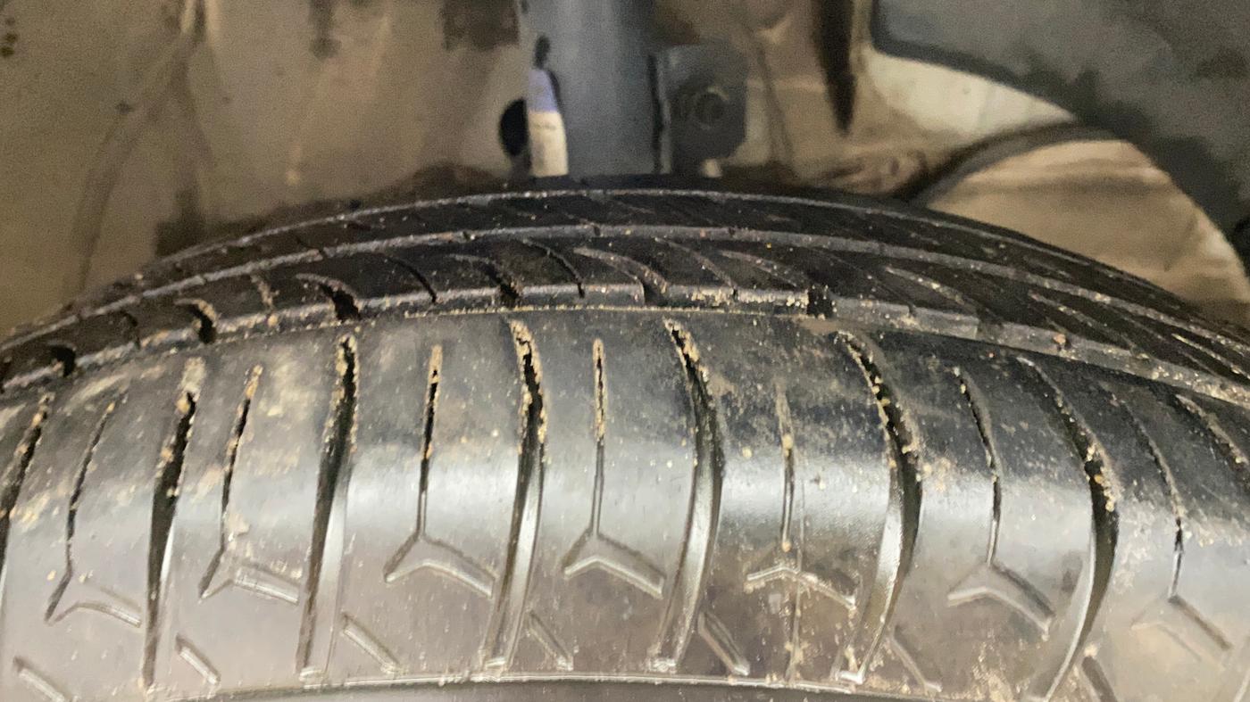 2023 Maruti Swift LXI, Petrol, Manual, 1,07,664 km, Right Front Tyre Tread