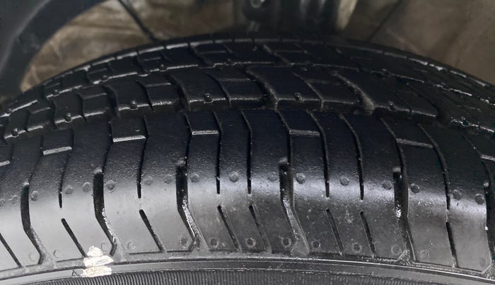 2019 Maruti Swift VXI D, Petrol, Manual, 72,803 km, Left Front Tyre Tread