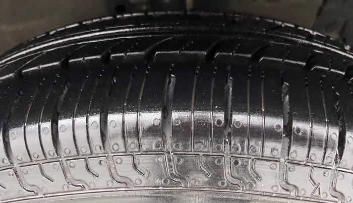 2013 Maruti Swift VXI D, Petrol, Manual, 70,245 km, Right Front Tyre Tread