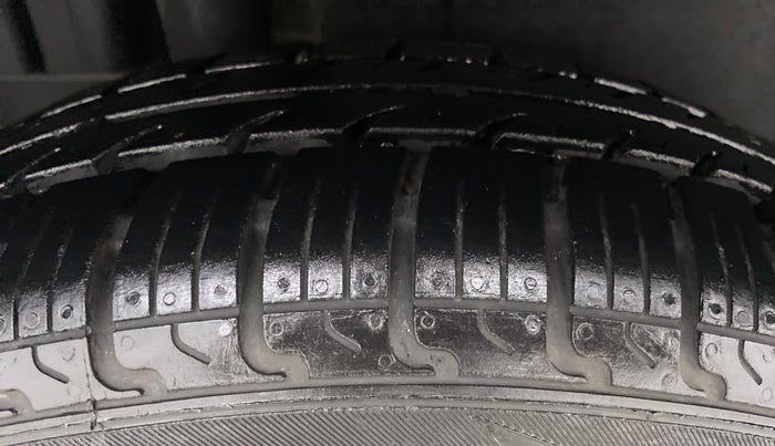 2013 Maruti Swift VXI D, Petrol, Manual, 70,245 km, Right Rear Tyre Tread
