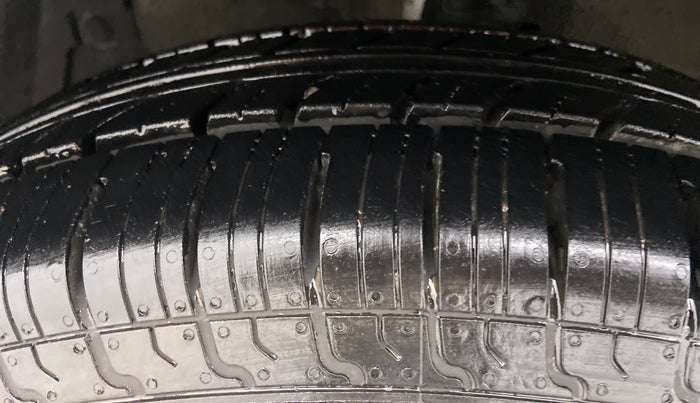 2013 Maruti Swift VXI D, Petrol, Manual, 70,245 km, Left Front Tyre Tread
