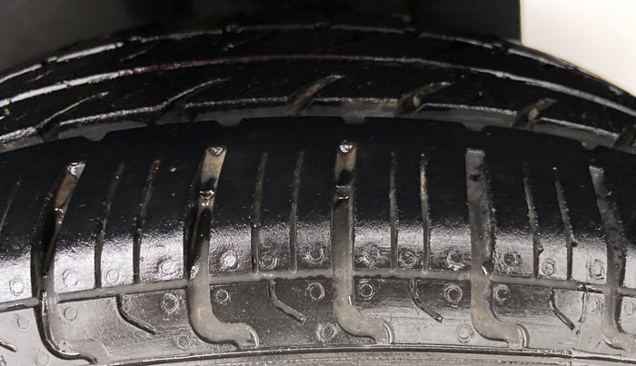 2013 Maruti Swift VXI D, Petrol, Manual, 70,245 km, Left Rear Tyre Tread