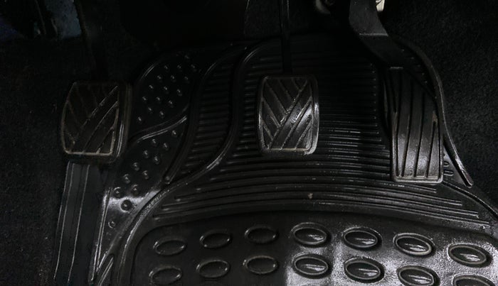 2013 Maruti Swift VXI D, Petrol, Manual, 70,245 km, Pedals