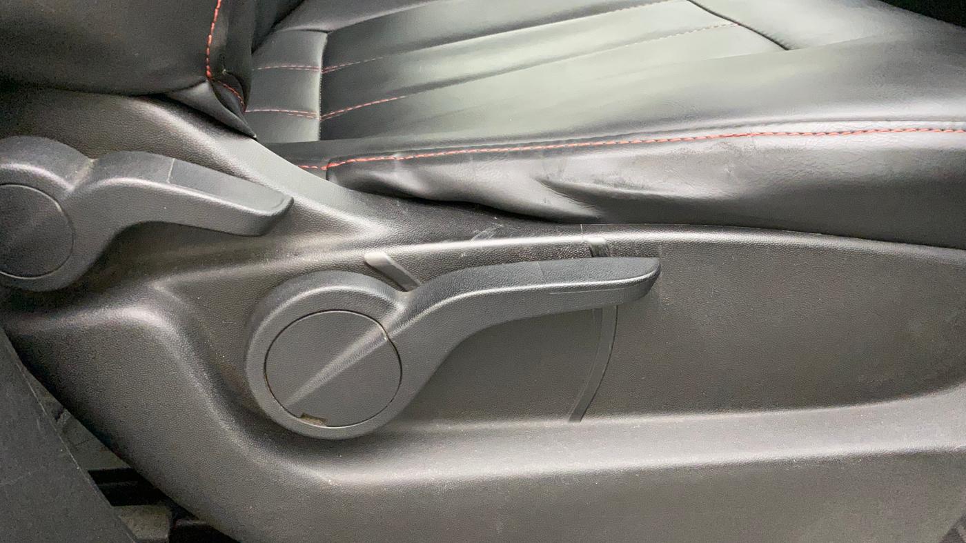 2018 Mahindra XUV500 W7, Diesel, Manual, 1,03,637 km, Driver Side Adjustment Panel