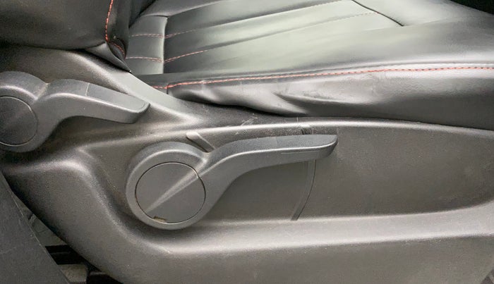 2018 Mahindra XUV500 W7, Diesel, Manual, 1,03,637 km, Driver Side Adjustment Panel