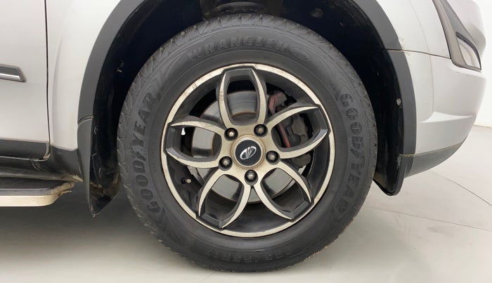 2018 Mahindra XUV500 W7, Diesel, Manual, 1,03,637 km, Right Front Wheel