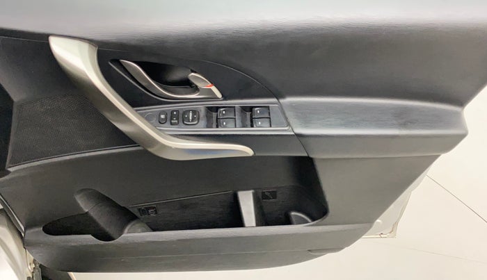 2018 Mahindra XUV500 W7, Diesel, Manual, 1,03,637 km, Driver Side Door Panels Control