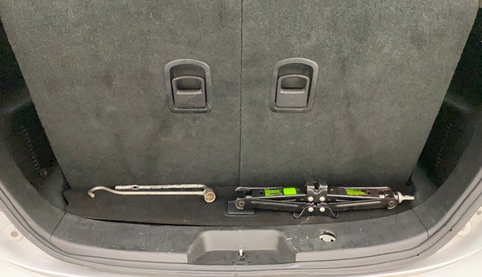 2018 Mahindra XUV500 W7, Diesel, Manual, 1,03,637 km, Boot Inside