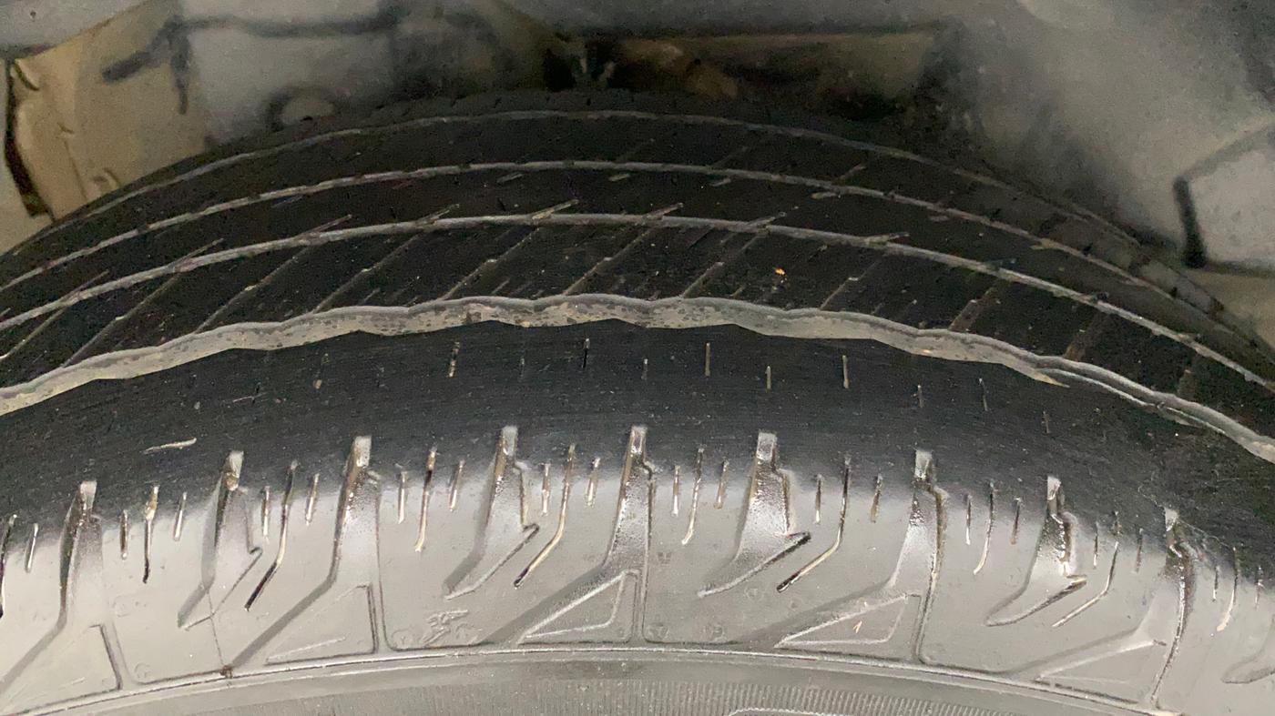 2018 Mahindra XUV500 W7, Diesel, Manual, 1,03,637 km, Right Rear Tyre Tread
