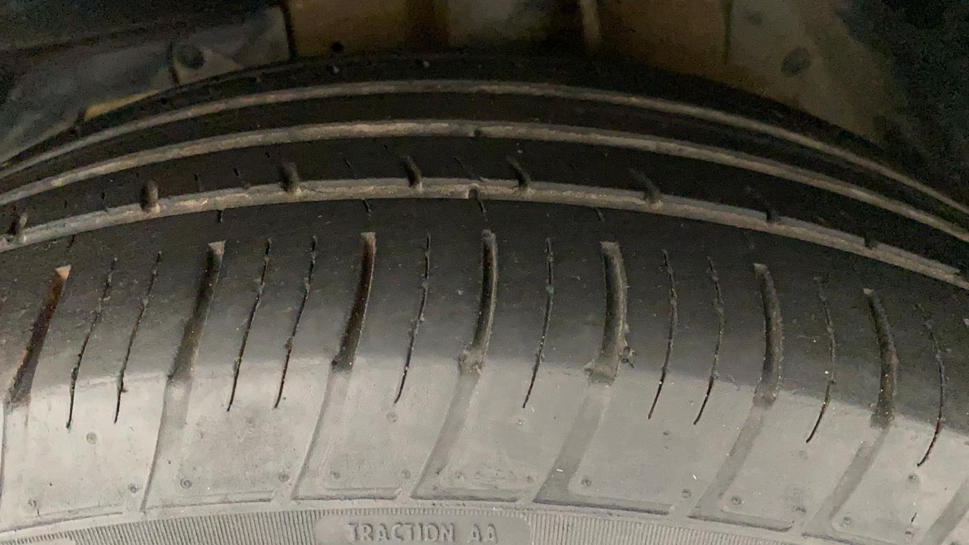 2018 Mahindra XUV500 W7, Diesel, Manual, 1,03,637 km, Left Front Tyre Tread