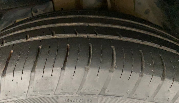 2018 Mahindra XUV500 W7, Diesel, Manual, 1,03,637 km, Left Front Tyre Tread